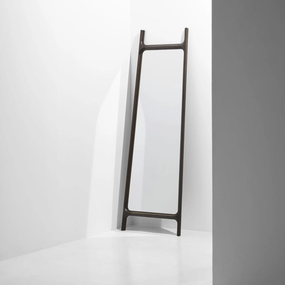 Espejo Floor Mirror — District Eight — vista 2