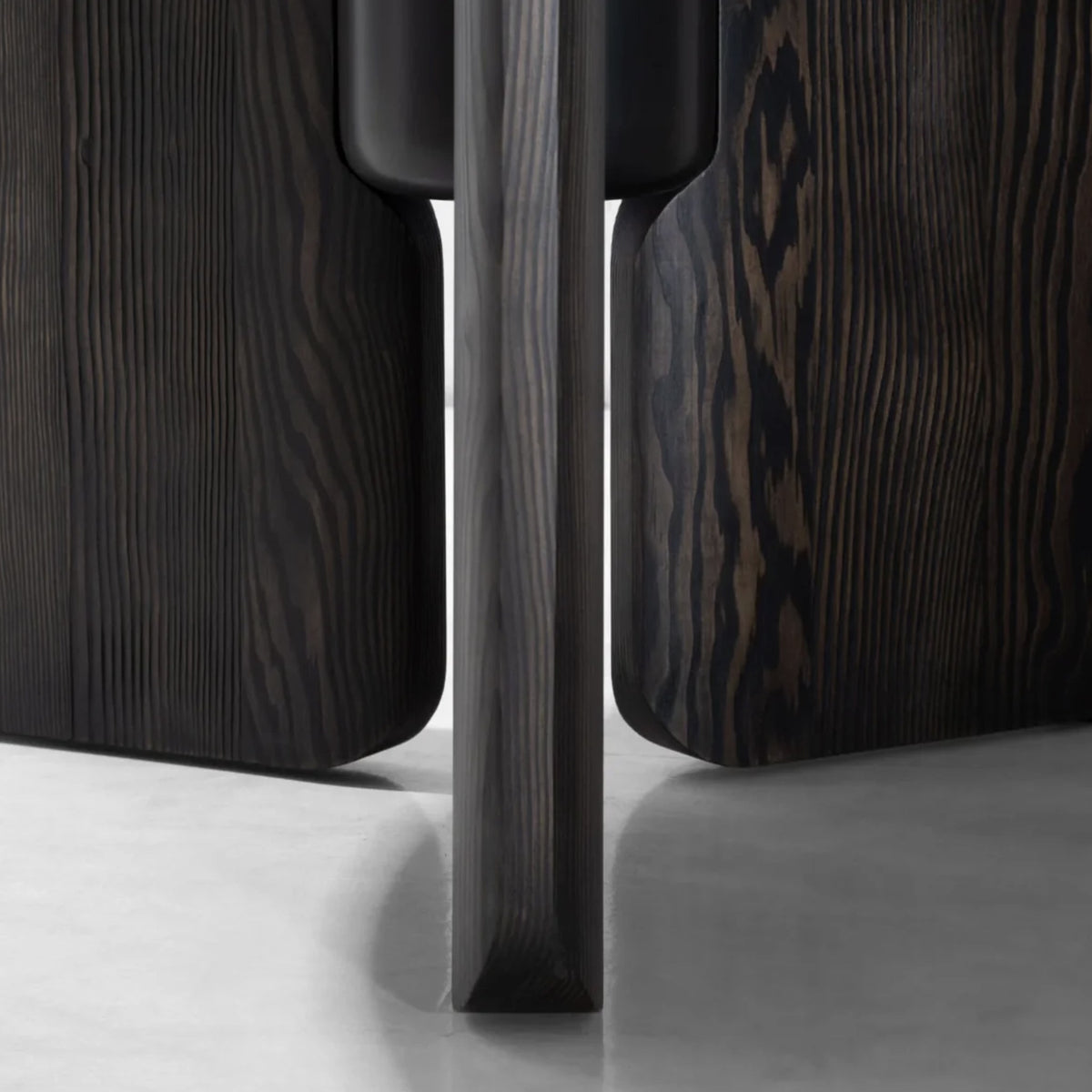 Mesa de comedor Faifo — District Eight — vista 3